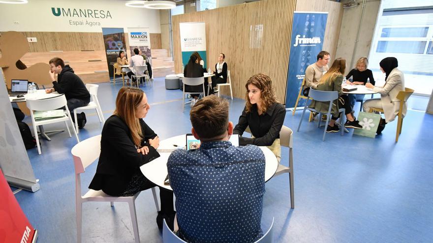 Un centenar d’entrevistes entre empreses i estudiantat d’ADE a la Fira Borsa de Treball d’UManresa