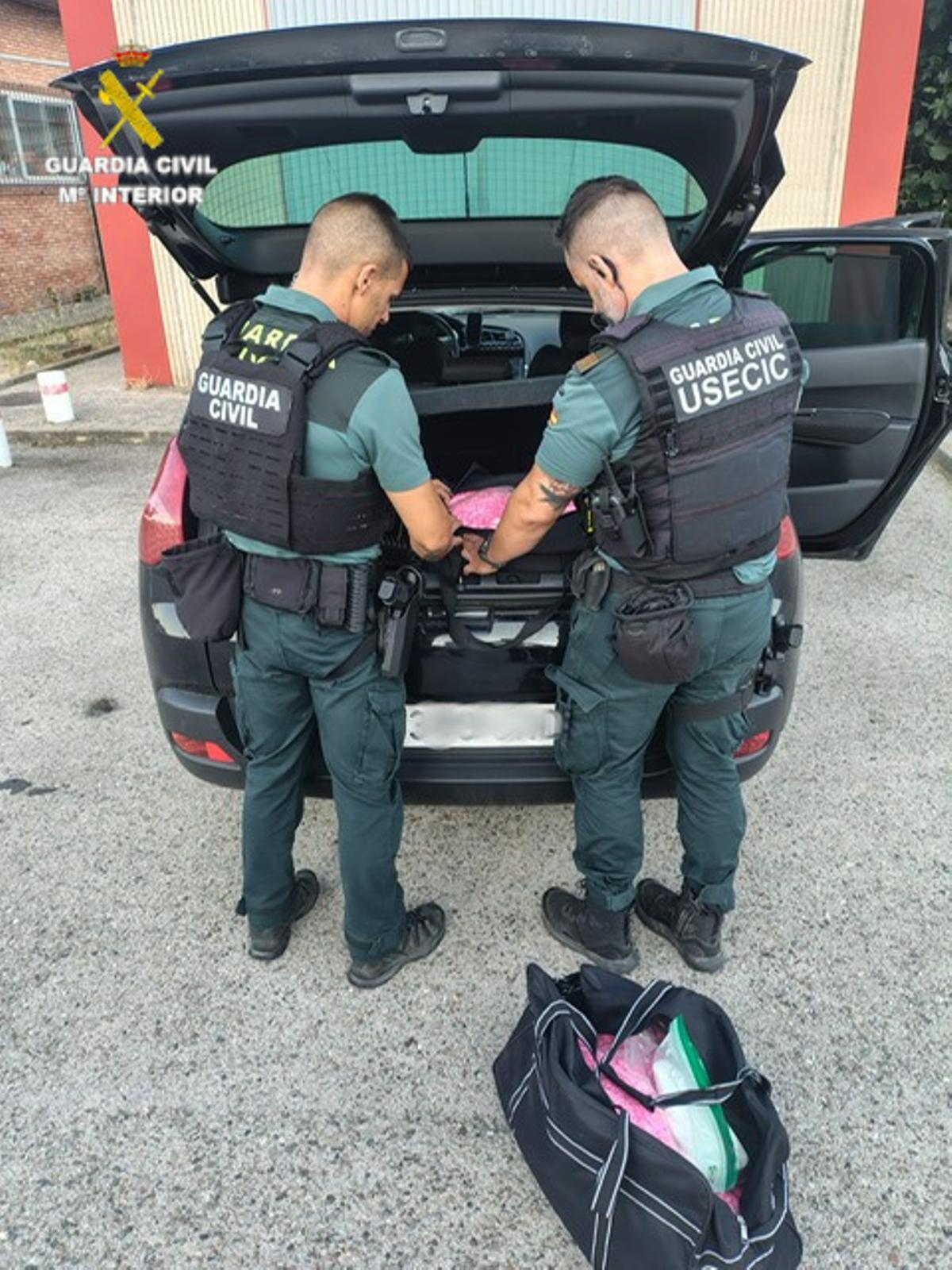 Inspecció al vehicle on transportaven la droga.