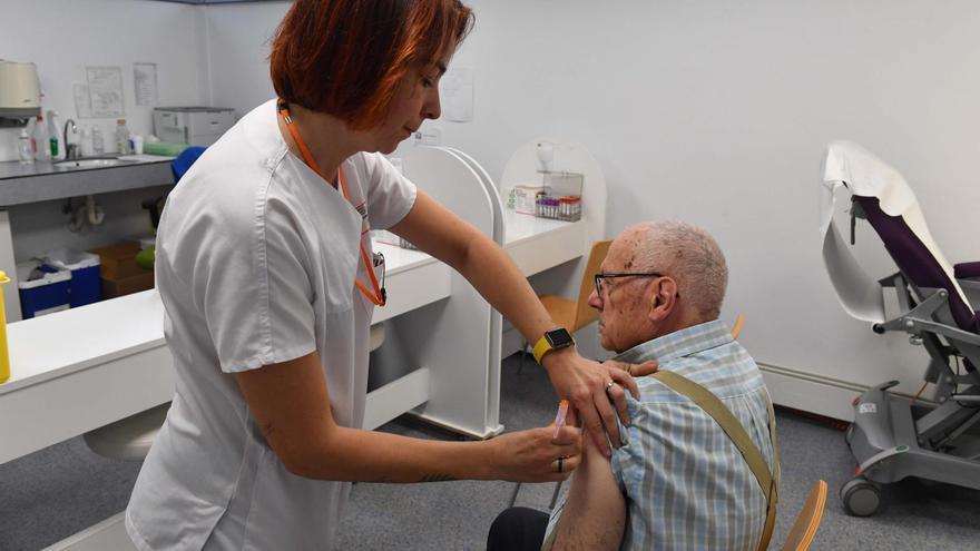 La doble vacunación de gripe y COVID llega a los centros de salud de A Coruña: &quot;Si nos llaman hay que venir&quot;