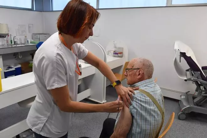 Arranca la vacunación de gripe y COVID en centros de salud a mayores de 80 años