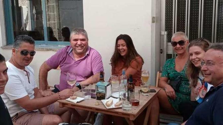 Y al séptimo día... la familia Macillos descansó.  Se les veía relajados, tomando un aperitivo y gozando un poco de la fiesta que, por cierto, sigue sin sesión vermú. Alí estaban los que el día anterior sudaba en las cocinas y daban órdenes a través de un pinganillo. ¡Ya no queda croquetas! ¡Tampoco calamares!. Pero fue un día de sosiego, poque hoy se vuelve a la lucha diaria en los fogones. Otra vez a la selva de las Fiestas del Cristo