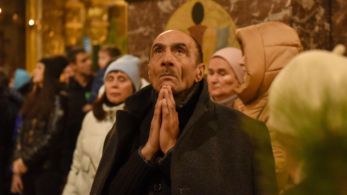 Creyentes oran durante un servicio de Nochebuena en la Catedral de San Volodymyr en Kyiv.