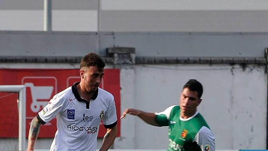 Pelayo Castañón conduce el balón perseguido por el llanisco Armas.