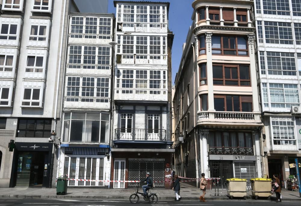 Caen cascotes de un edificio en los Cantones