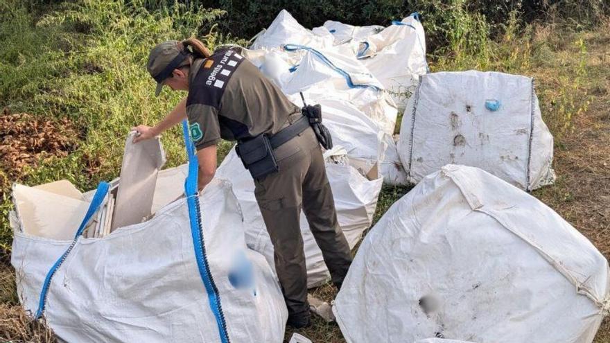 Un abocament de plaques de guix que els Agents Rurals denunciat a Vall-llobrega durant el 2025.