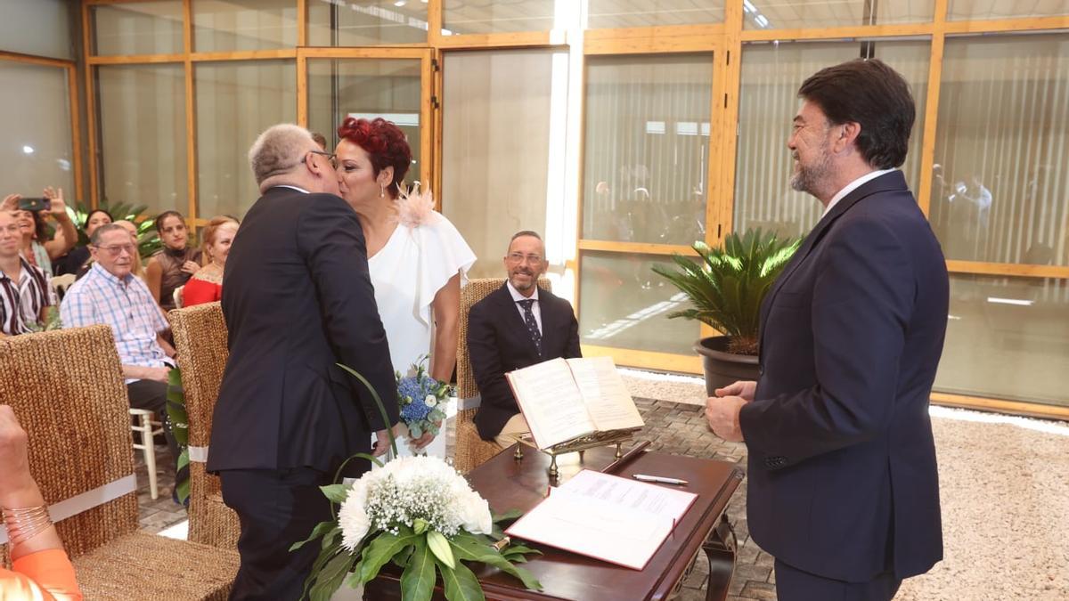 Los ex concejales del Ayuntamiento de Alicante Antonio Manresa y María Conejero se casan en una boda oficiada por Luis Barcala.