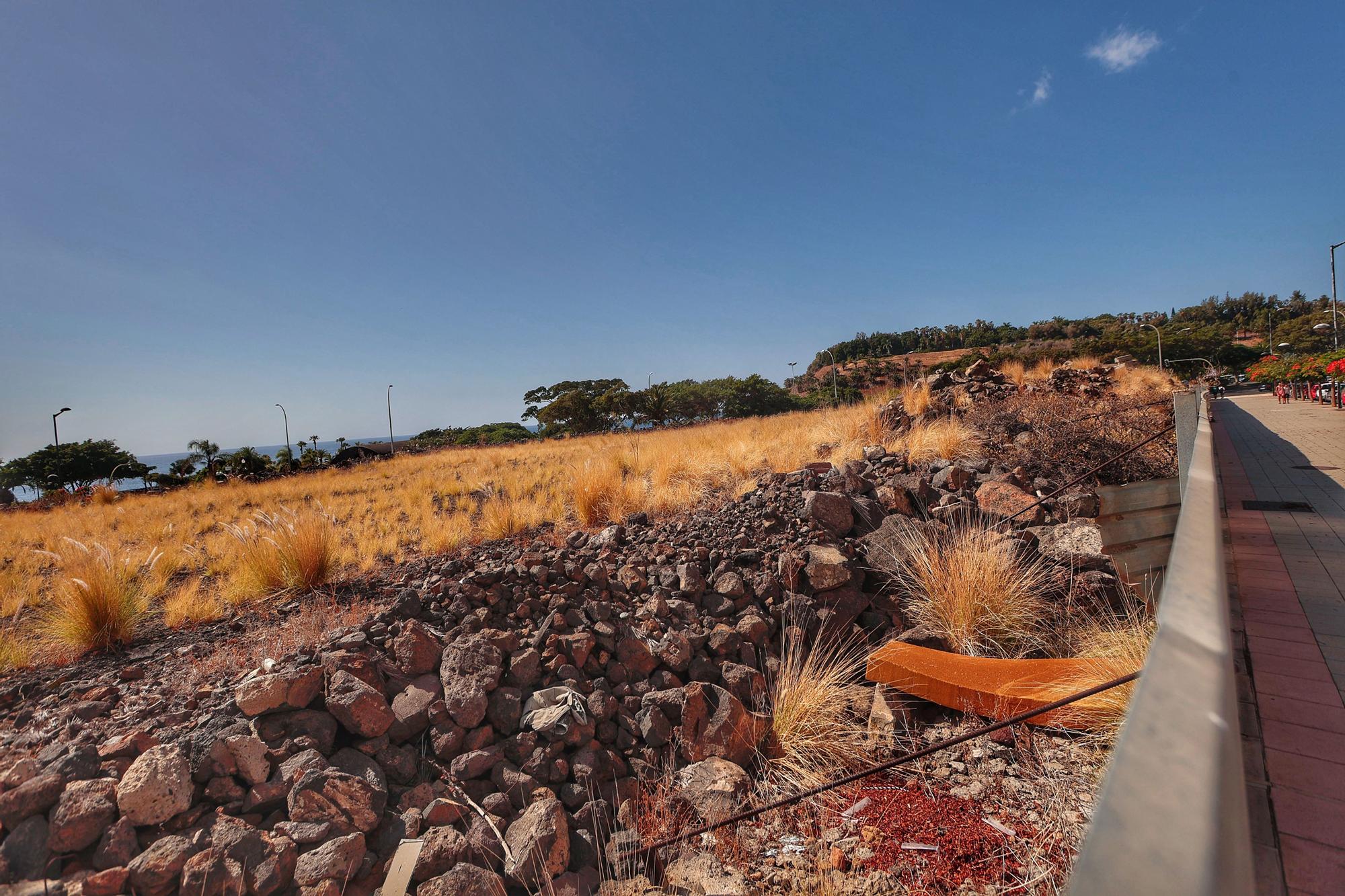 Espacio entre las dos torres de Cabo Llanos, donde se va a construir una plaza.