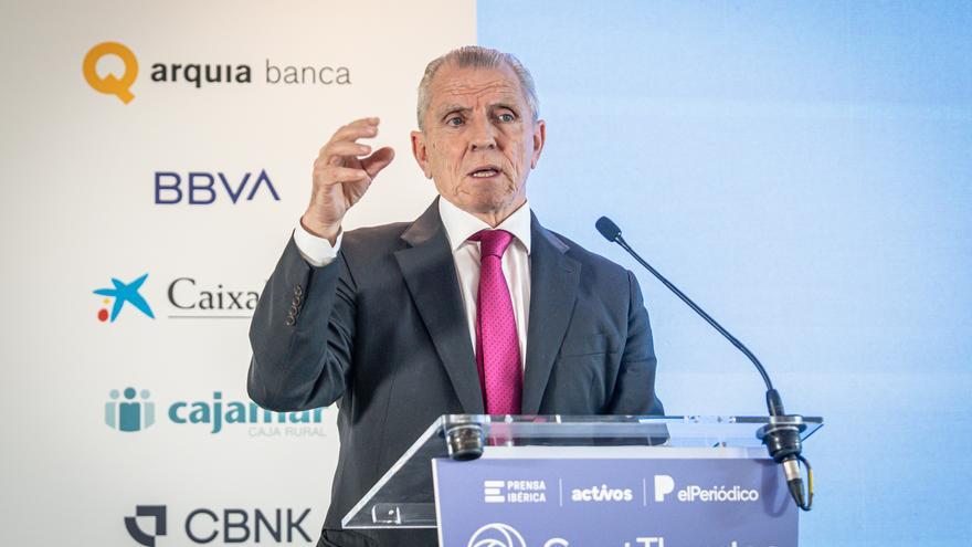 Manuel Conthe señala la deuda pública y una posible corrección bursátil como riesgos para la estabilidad financiera