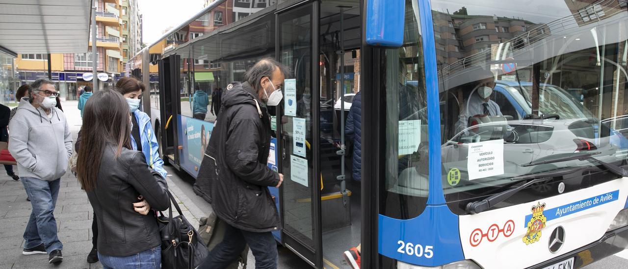 Un autobus urbano en la parada de la calle Jardines.