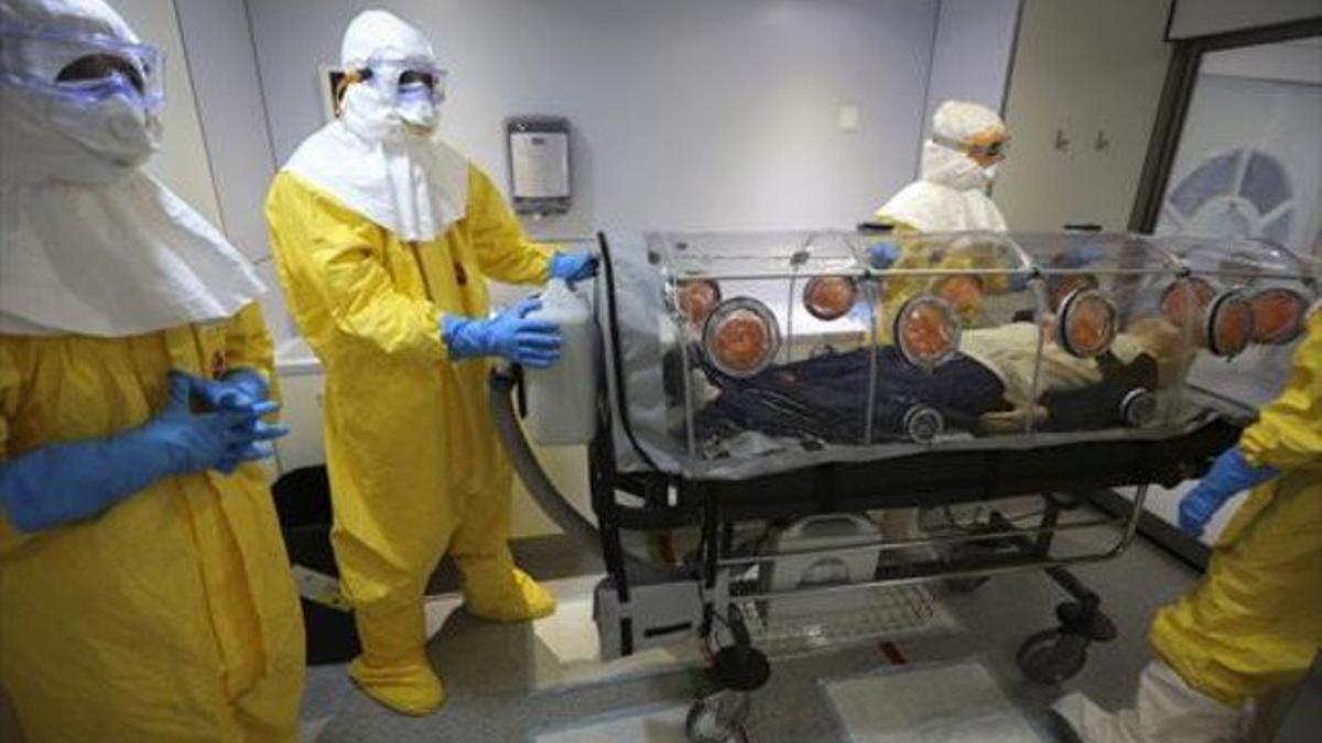 Simulacro de atención a un enfermo de ébola en el Clínic, el pasado mes de diciembre.