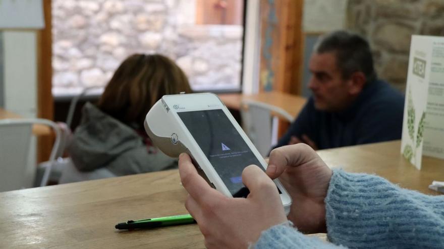 Un datàfon en una cafeteria de Sant Llorenç de Morunys, al Solsonès | MAR MARTÍ/ACN