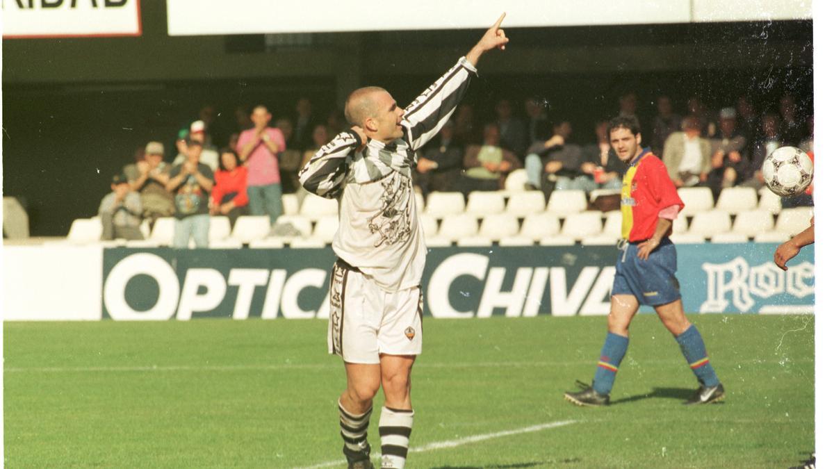 El delantero Paco López celebra un gol al Andorra... pero en Castalia.