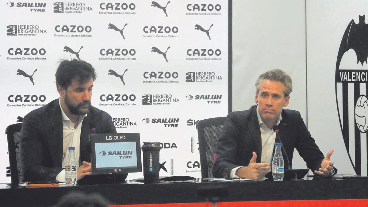 Miguel Ángel Corona junto a Javier Solís, en rueda de prensa.