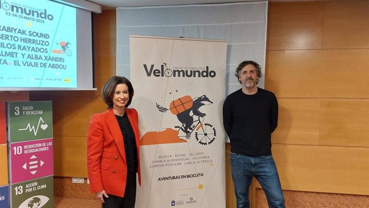 La alcaldesa de Ejea, Teresa Ladrero, y el representante de la Asociación OCRE, Víctor Domínguez.