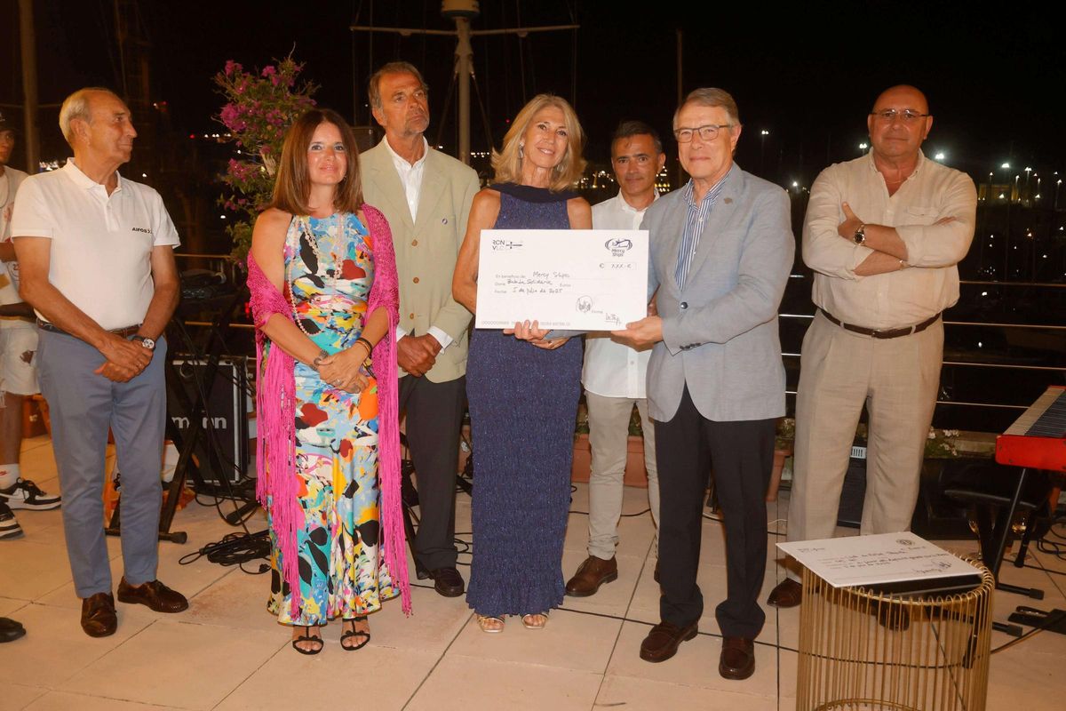 Merci Ships recibió el cheque solidario en el marco del Trofeo de la Reina 2025