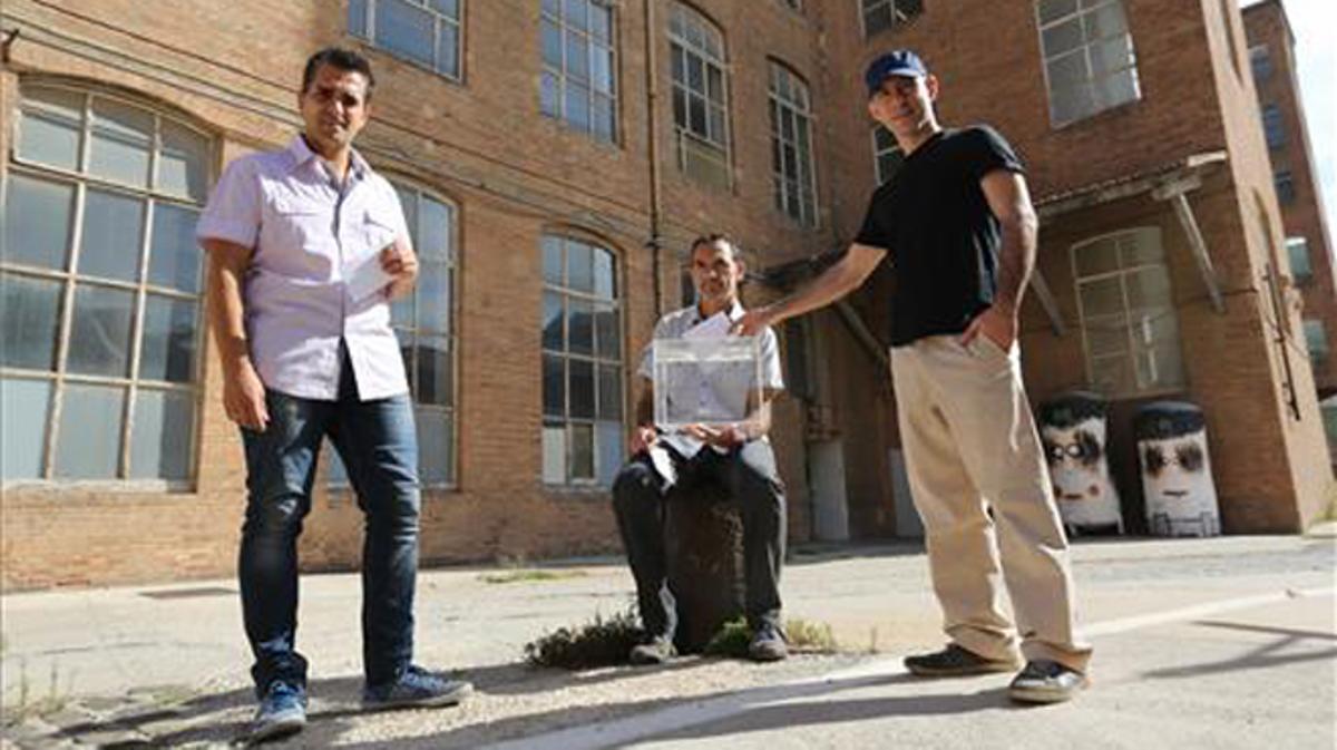 operadores industriales de diferentes industrias dialogan entre ellos sobre distintos temas en cuanto al futuro de los catalanes después de estas elecciones.