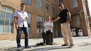 operadores industriales de diferentes industrias dialogan entre ellos sobre distintos temas en cuanto al futuro de los catalanes después de estas elecciones.