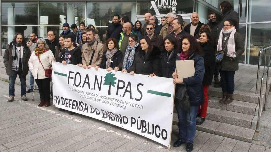 Representantes de los colectivos que suscriben el rechazo al nuevo mapa escolar. // Alba Villar