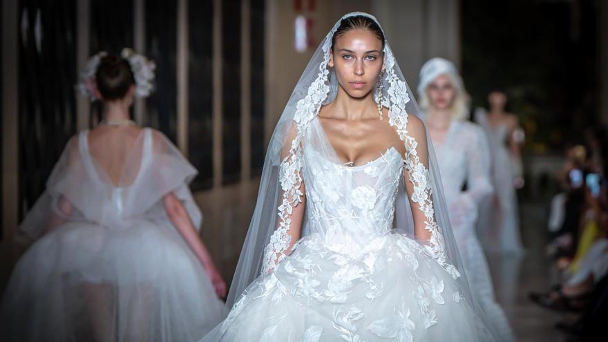 Barcelona Bridal Night: desfile nupcial de la firma Vivienne Westwood en el patio del edificio histórico de la Universitat de Barcelona