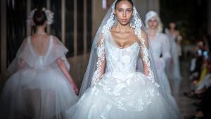 Barcelona Bridal Night: desfile nupcial de la firma Vivienne Westwood en el patio del edificio histórico de la Universitat de Barcelona