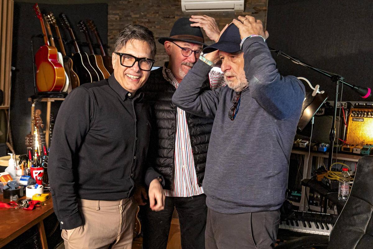 Los dos músicos, con el productor Antoni Noguera