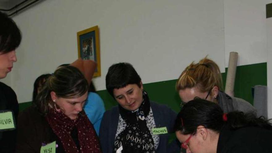 Natividad Blanco, a la derecha, enseña a las alumnas del ciclo veigueño.