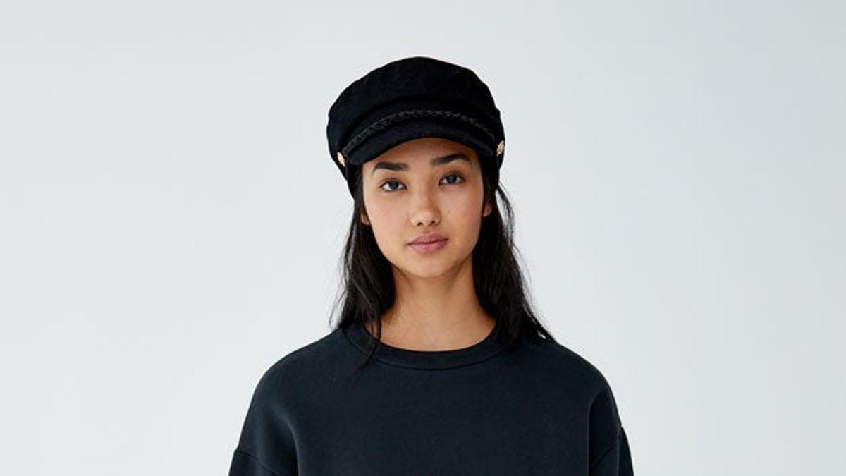 Sudadera negra de Pull and Bear con el logo de 'Élite', la nueva serie de Netflix