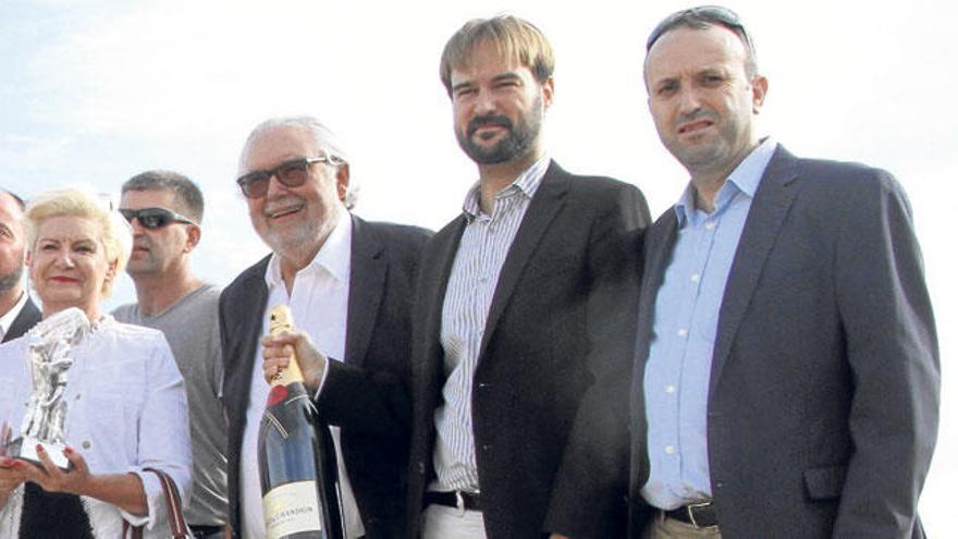 El ya ex presidente de la FBT, Joan Llabata; el presidente del Institut Hípic del Consell, Jaume Ramis; y el director técnico de la FBT, Rafel Manera, promocionando champagne francés el sábado en Son Pardo.