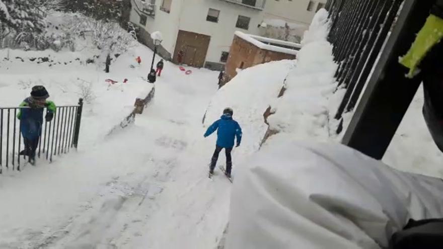 Esquí en las calles de un pueblo de Castellón