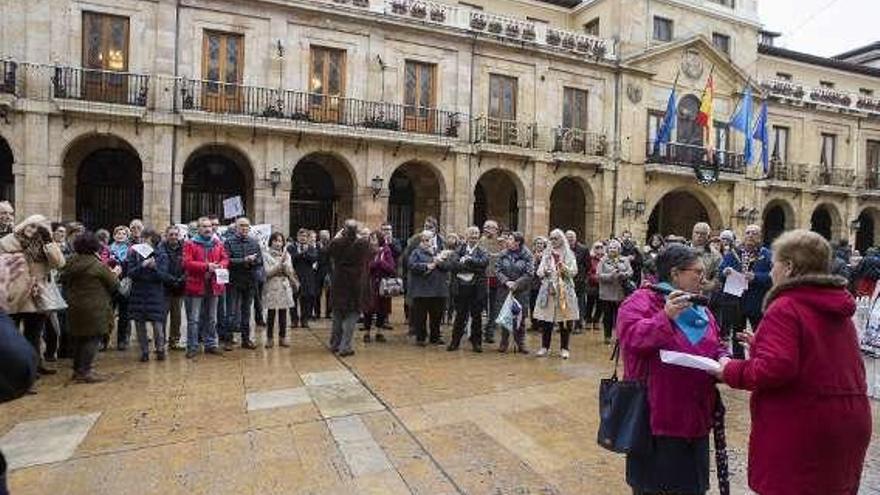 Concentración ante el Ayuntamiento de Oviedo.