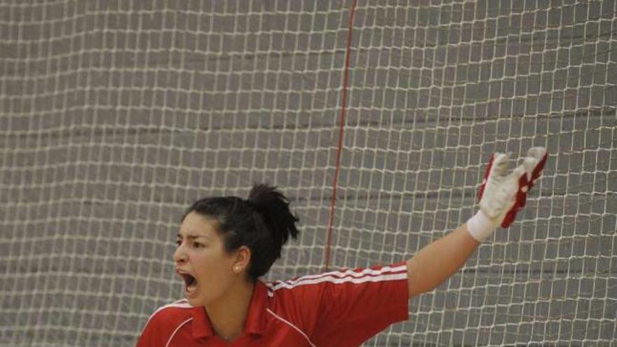 Julia celebra el gol que marcó el pasado sábado en el debut del Borbolla contra el Manlleu. / 13fotos