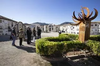 Xàtiva rinde tributo en el cementerio a las víctimas del Franquismo