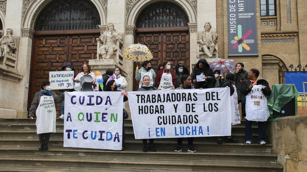 Una protesta de trabajadoras del hogar en el Paraninfo de Zaragoza.
