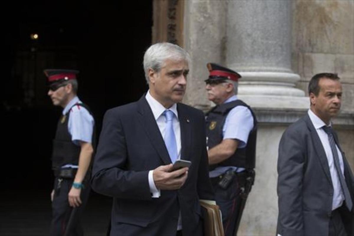 El ’conseller’ ’de Justícia, Germà Gordó, a la sortida del Palau de la Generalitat de Catalunya a la plaça de Sant Jaume de Barcelona.