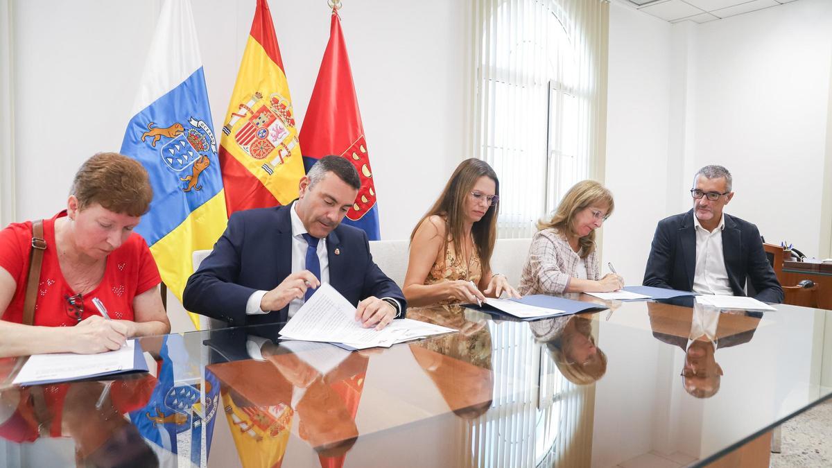 El Cabildo firma el protocolo de Paz Social con las entidades de atención social El Cribo, AFA y Adislan