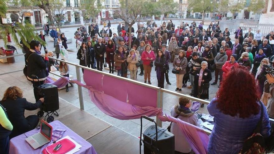 Lectura del manifiesto ayer en la plaza de la Merced.