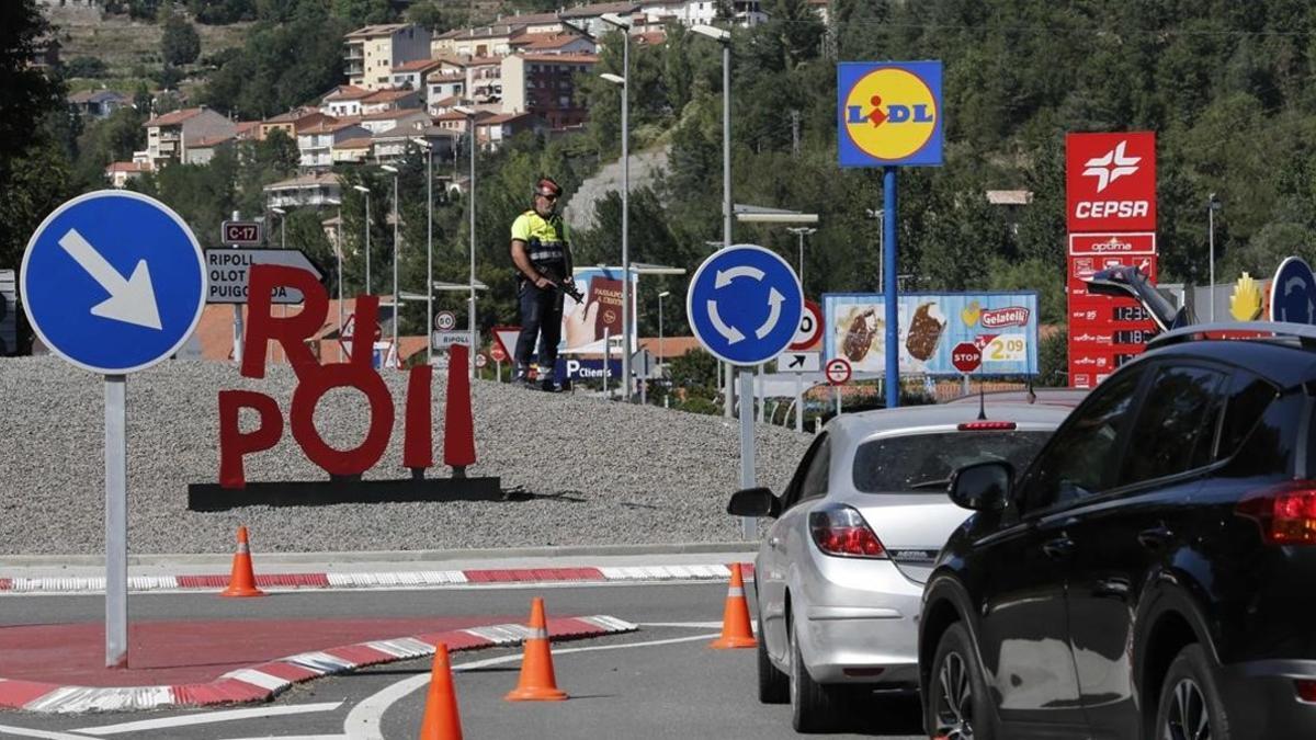 Control de los Mossos a la entrada de Ripoll, este domingo.