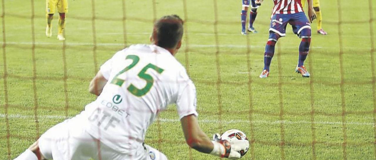 Guaita atrapa el penalti lanzado por Guerrero.