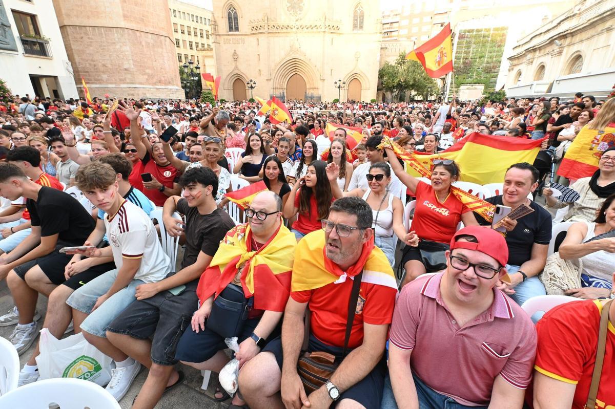 Los aficionados vibran desde la Plaza Mayor. Los aficionados vibran desde la Plaza Mayor.