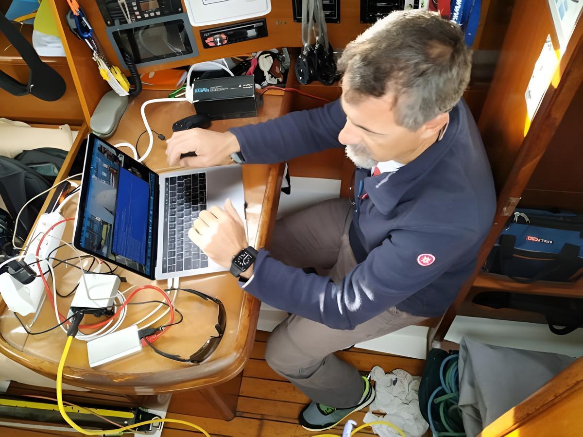 El asesor técnico, Humberto Martínez, trabajando en el proyecto androides submarinos