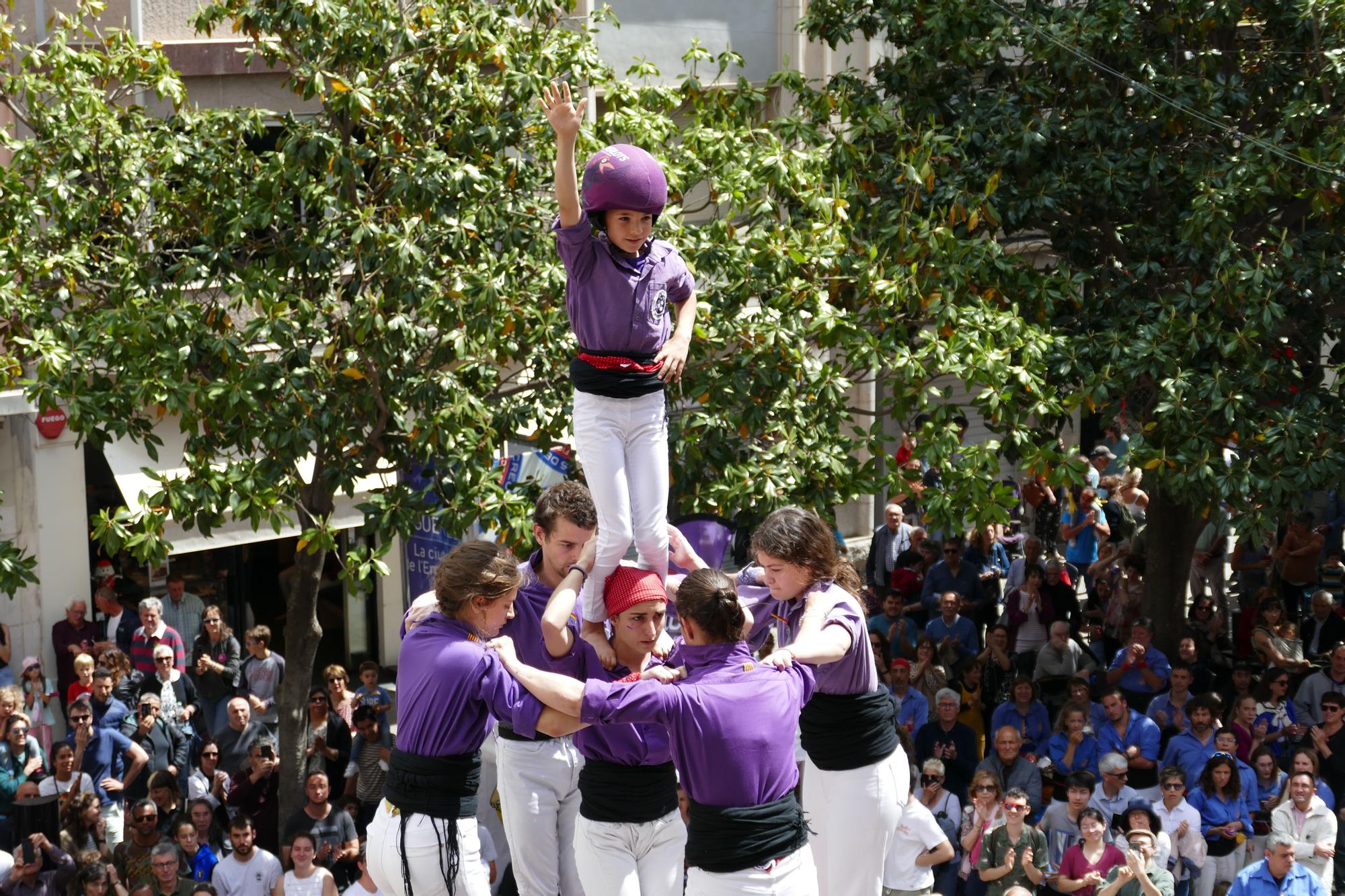 La plaça es tenyeix de colors amb la Diada Castellera de Santa Creu