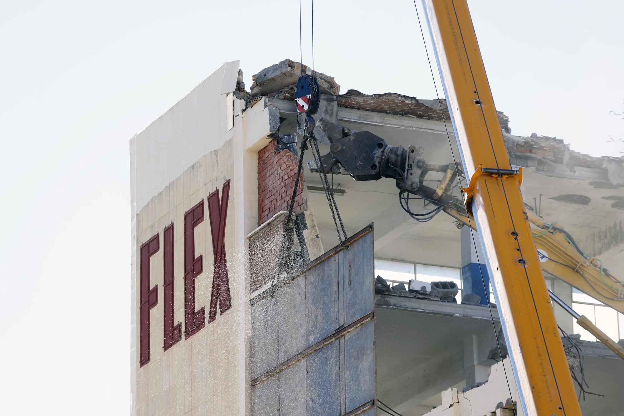 Demolición del antiguo edificio de la Flex en la Carretera de Cádiz.