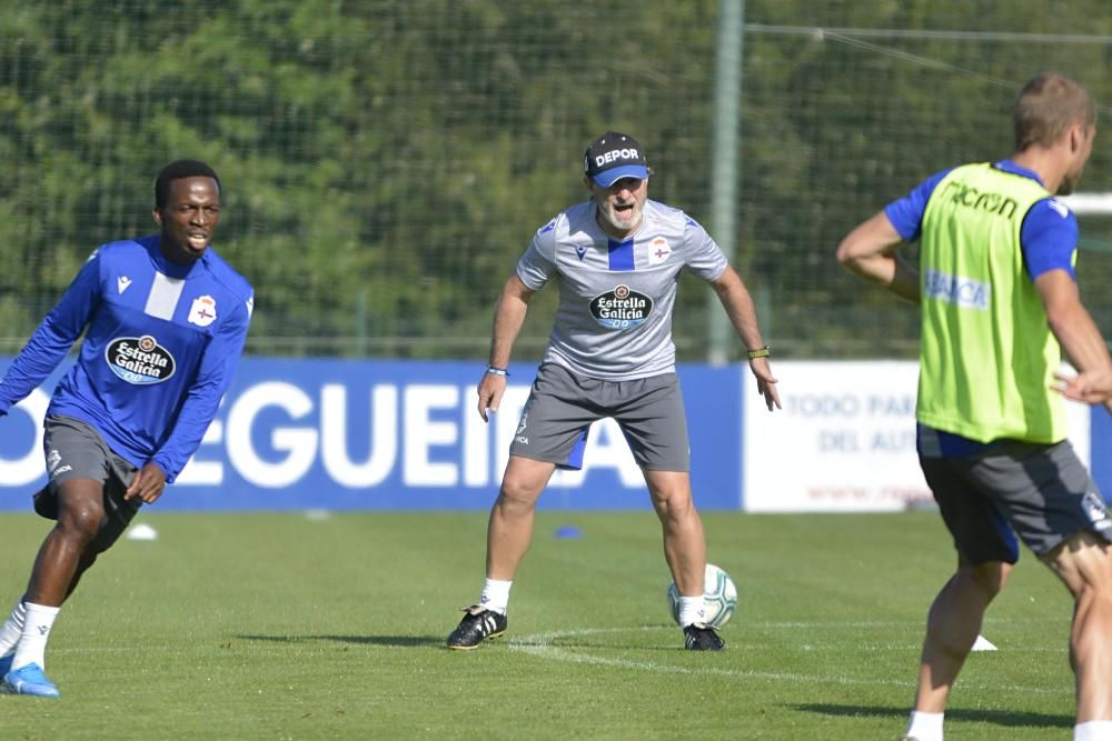 La plantilla blanquiazul vuelve a ejercitarse en las instalaciones de Abegondo en la que es la penúltima sesión de trabajo antes de su estreno en la competición oficial.