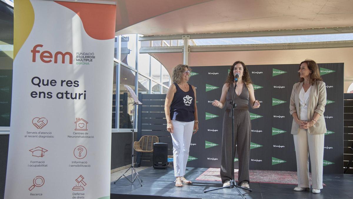 Anna Huguet acompanyada de Montse Prats, directora del Centre de la Fundació Esclerosi Múltiple a Girona, i Carme Vázquez, directora d'El Corte Inglès de Girona
