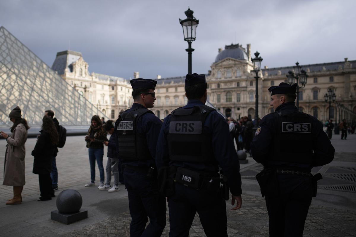 Policías franceses ante el Museuo del Louvre.