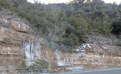 Paisatge de fred i restes de neu a Montserrat