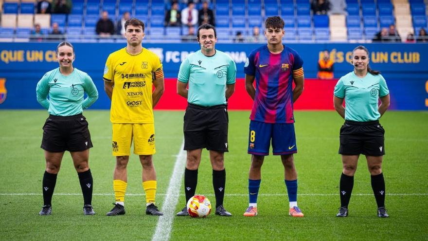 El colegiado principal del Barça Atlètic - Poblense se lesionó en el tramo final de la primera parte y no pudo dirigir el encuentro tras el descanso