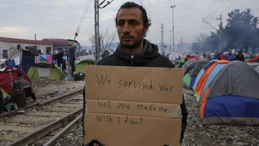 Un refugiado protesta en el campamento de Idomeni, en Grecia.