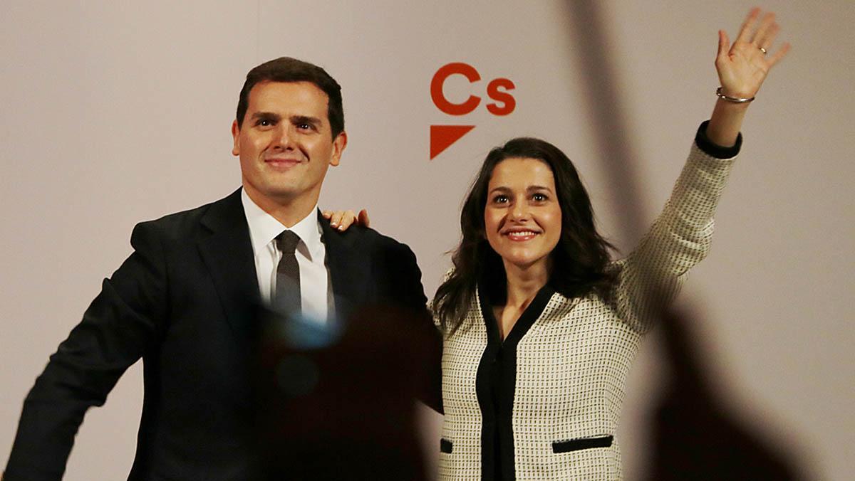 Ciutadans, amb Albert Rivera i la seva candidata a la presidència de la Generalitat, Inés Arrimadas, participen en un míting a Girona. Arrimadas promet ser la presidenta de tots els catalans per tornar la serenitat després del caos, diu, que va sembrar Puigdemont. Rivera creu que el vot a Ciutadans és el vot útil i adverteix que votar el PSC o el PP podria prendre al seu partit escons molt valuosos per formar Govern.