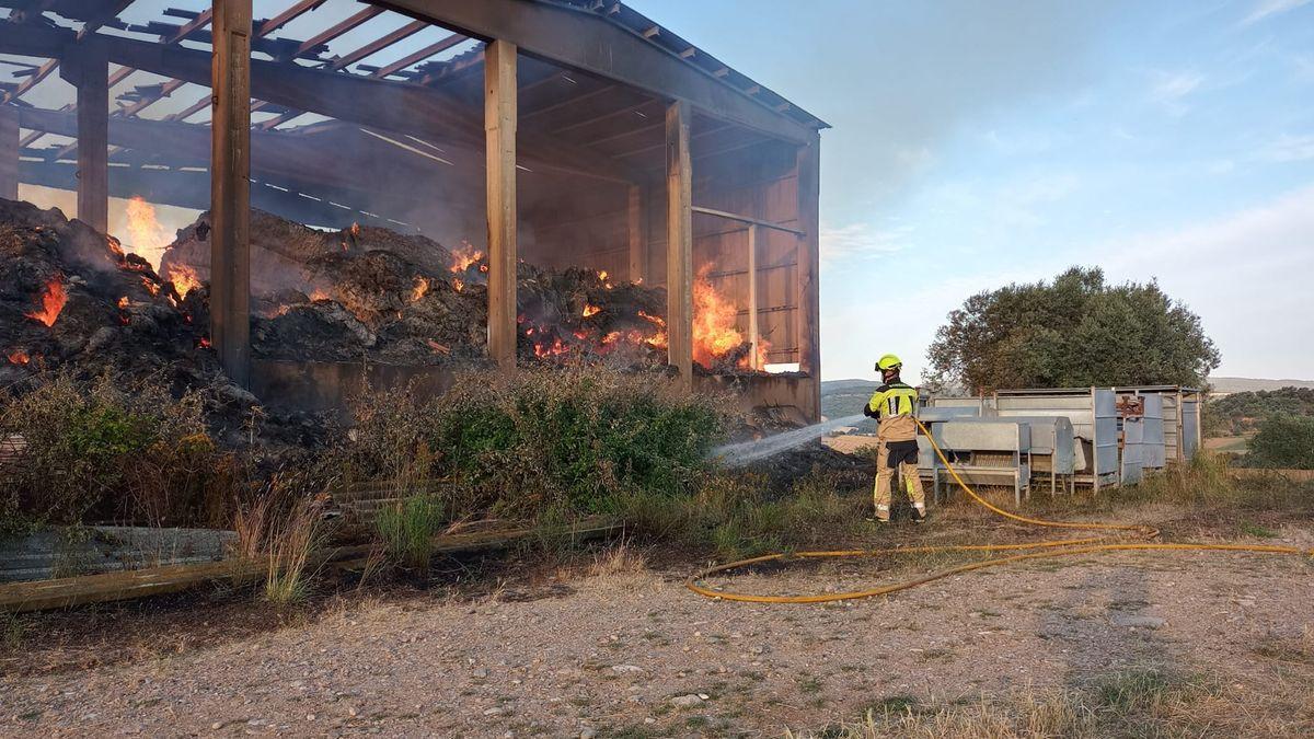 Un bombero apaga un incendio en Benabarre.